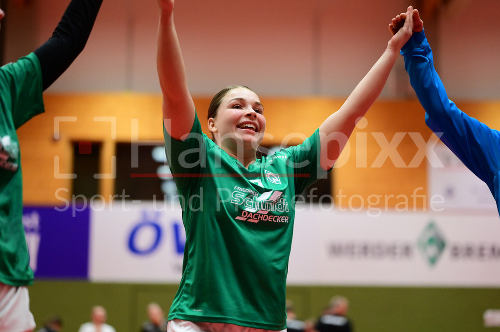 Handball, 2. Bundesliga Frauen, SV Werder Bremen - VfL Waiblingen | v.li.: Madita Probst (SV Werder Bremen, 10) jubelt über den Sieg, Freude über das gewonnene Spiel, Jubel, Lachen