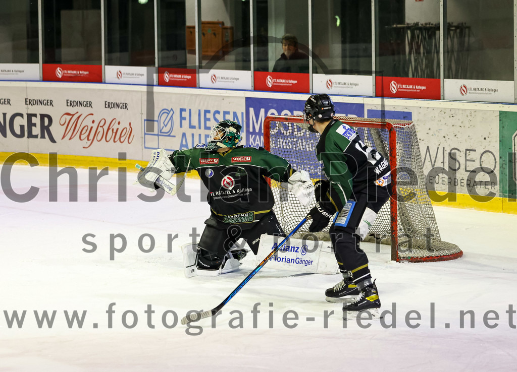 2022-11-06_057_TSV_Erding_gegen_EHC_Koenigsbrunn | Erding, Deutschland, 06.11.2022:
Eishockey, Bayernliga 2022 / 2023, 11. Spieltag, TSV Erding gegen EHC Königsbrunn, Endergebnis: 1:7

Torwart Thomas Hingel (Erding Gladiators, #33), Dominik Wagner (Erding Gladiators, #12)

Foto: Christian Riedel / fotografie-riedel.net
