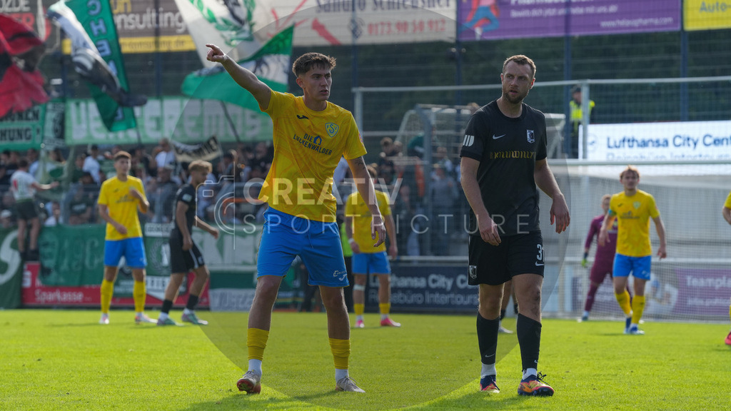 Fußball, Herren, Saison 2025/2026, Regionalliga Nordost, 10. Spieltag, FSV 63 Luckenwalde vs. BSG Chemie Leipzig, Samstag 27.09.2025, Werner-Seelenbinder-Stadion Luckenwalde, | Fußball, Herren, Saison 2025/2026, Regionalliga Nordost, 10. Spieltag, FSV 63 Luckenwalde vs. BSG Chemie Leipzig, Samstag 27.09.2025, Werner-Seelenbinder-Stadion Luckenwalde, Im Bild: Mike Bachmann (l. Luckenwalde) taktiert, derigiert und weist seine Mitspieler an und Tim Kießling (r. Chemie) - Realisiert mit Pictrs.com