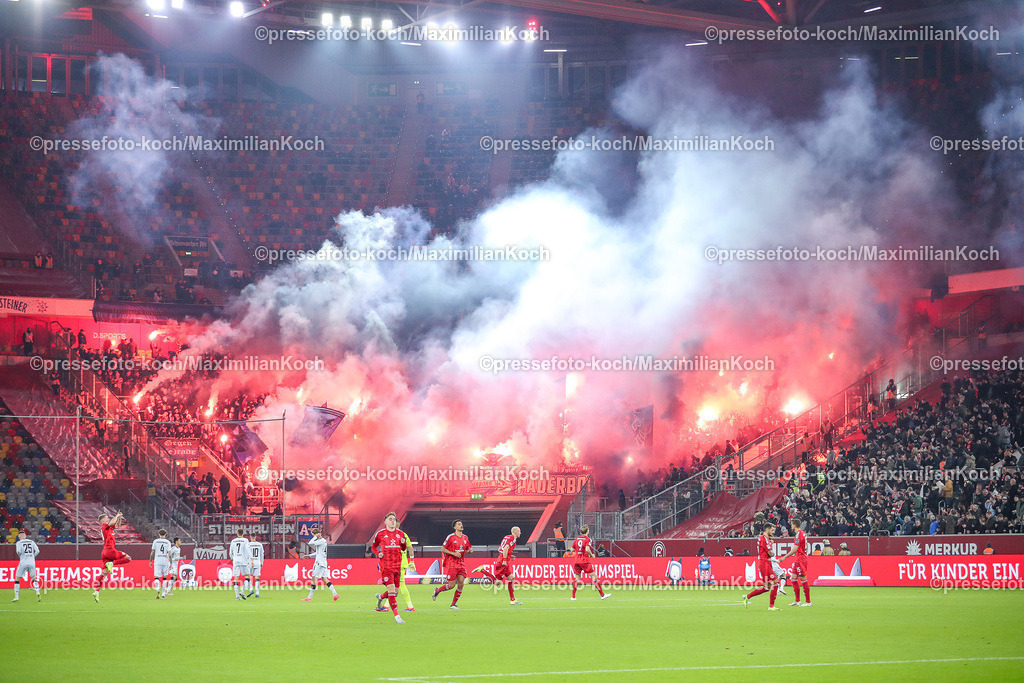Due0911240109602123 | 09.11.2024, Fußball, Fortuna Düsseldorf - SC Paderborn 07, 2. Bundesliga, Merkur Spiel-Arena, Saison 2024 2025: Fans im Gästeblock zünden Bengalisches Feuer und Feuerwerkskörper DFB regulations prohibit any use of photographs as image sequences and or quasi-video.