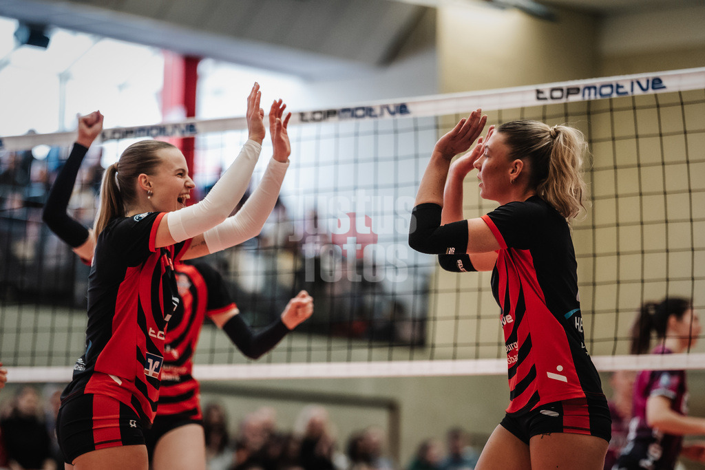 Volleyball | Frauen | Saison 2025/2026 | Volleyball Bundesliga | ETV Hamburger Volksbank Volleys vs. Schwarz-Weiß Erfurt | 15.02.2026 | v.l. Zoe Konjer (#8, ETV Hamburger Volksbank Volleys) und Lina Köster (#3, ETV Hamburger Volksbank Volleys)