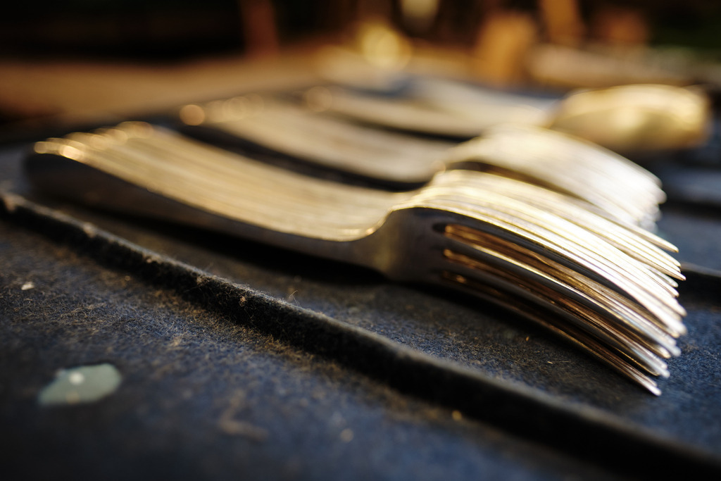 Gabeln auf dem Tisch liegend | Wien, Austria - April 20, 2021: Jarosinski &amp; Vaugoin; Gabeln auf dem Tisch liegend. - Realisiert mit Pictrs.com