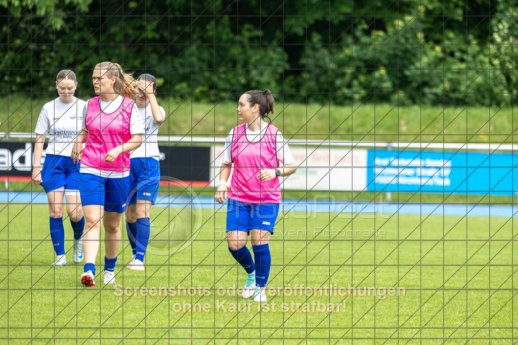20250529_122433_0086 | #,  SGM Wendlingen-Ötlingen II (blau) vs. 1.FC Donzdorf II (schwarz), Fussball, Frauen-Bezirkspokal Finale Saison 2024/2025, Rasenplatz VfL Stadion Kirchheim, Jesinger Straße 105, 73230 Kirchheim, 29.05.2025 - 13:00 Uhr,Foto: PhotoPeet-Sportfotografie/Peter Harich