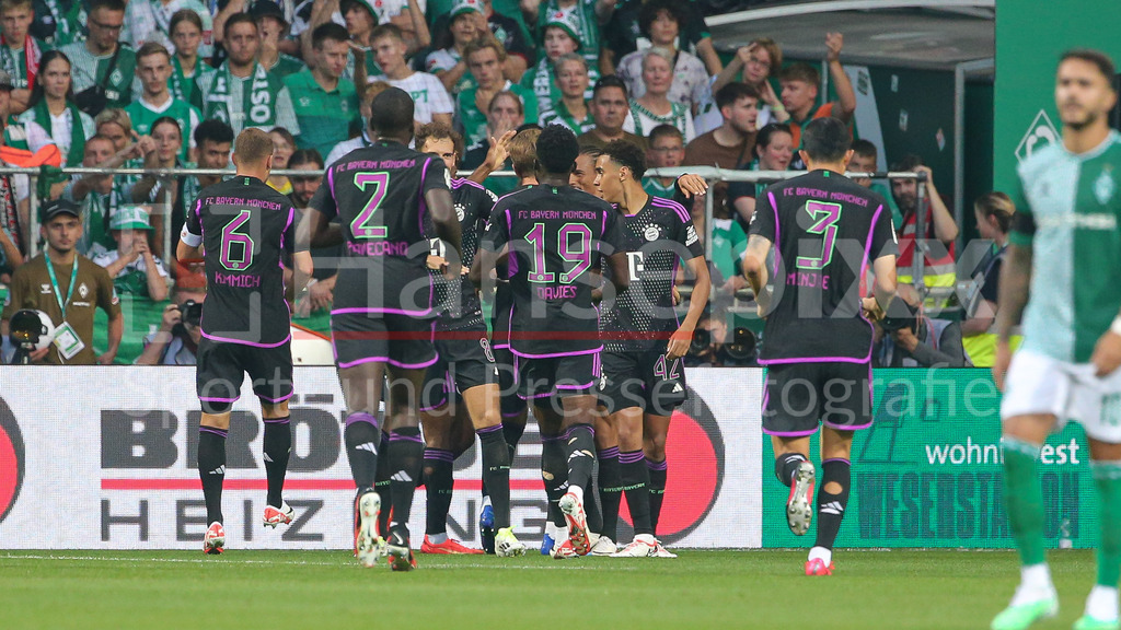 Fussball, Bundesliga, SV Werder Bremen - FC Bayern München | v.li.: Spieler des FC Bayern München mit Torjubel, Jubel, jubeln, jubelt, optimistisch, Spielszene, Highlight, Freude über das Tor zum 0:1, DIE DFL-RICHTLINIEN UNTERSAGEN JEGLICHE NUTZUNG VON FOTOS ALS SEQUENZBILDER UND/ODER VIDEOÄHNLICHE FOTOSTRECKEN. DFL REGULATIONS PROHIBIT ANY USE OF PHOTOGRAPHS AS IMAGE SEQUENCES AND/OR QUASI-VIDEO.