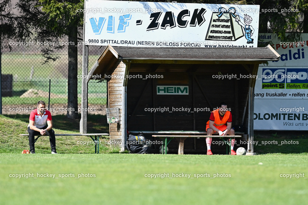 FC Gmünd vs. FC KAC 1909 22.4.2023 | Headcoach FC Gmünd Rudolf Schönherr, Spielerbank FC Gmünd
