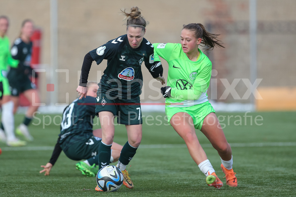 Fussball, Testspiel Frauen, VfL Wolfsburg II - SV Werder Bremen | v.li.: Lisa Josten (SV Werder Bremen, 7) und Sara Schaller (VfL Wolfsburg II, 13) im Zweikampf, Duell, Dynamik, Aktion, Action, Spielszene