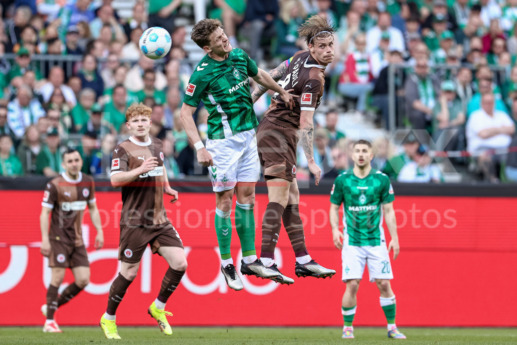 Fussball, Bundesliga, SV Werder Bremen - FC St. Pauli | v.li.: Jens Stage (SV Werder Bremen, 6) und Eric Smith (FC St. Pauli, 8) im Kopfballduell, Kopfball, Zweikampf, Action, Aktion, Spielszene, DIE DFL-RICHTLINIEN UNTERSAGEN JEGLICHE NUTZUNG VON FOTOS ALS SEQUENZBILDER UND/ODER VIDEOÄHNLICHE FOTOSTRECKEN. DFL REGULATIONS PROHIBIT ANY USE OF PHOTOGRAPHS AS IMAGE SEQUENCES AND/OR QUASI-VIDEO.