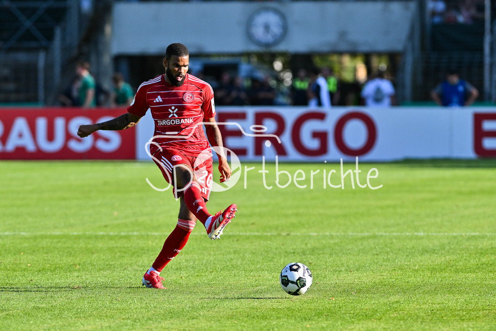 1. FC Schweinfurt 05 - Fortuna Düsseldorf | am BAll Jamil SIEBERG (Fortuna 20) / Einzelfoto / Freisteller / DFB-Pokal: 1. FC Schweinfurt 05 - Fortuna Düsseldorf; Riedel-Bau Arena am 18.08.2025