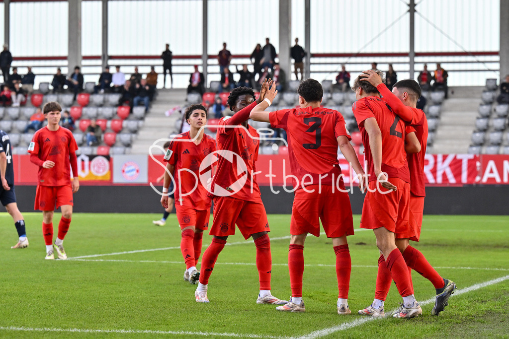 FC Bayern München U19 - SpVgg Unterhaching U19 | Jubel der Bayern nach dem Treffer zum 2-1 durch Magnus DALPIAZ (FC Bayern München U19 #2) / Freude / Happy / Tor / Torschuetze