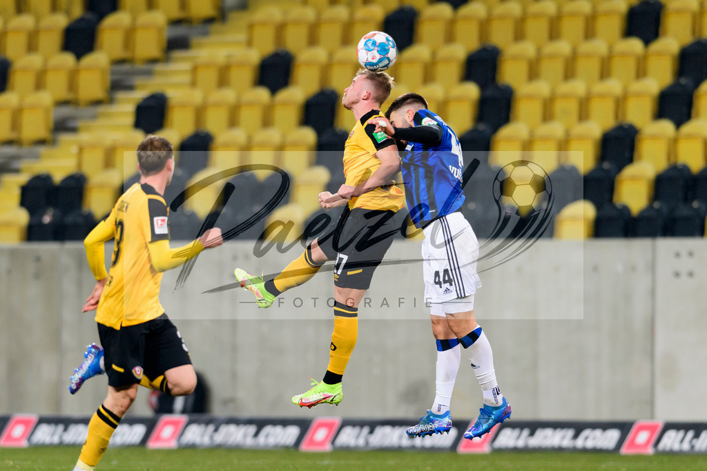 SGDHSV20220114_033 | Fussball, Herren: Valac Drchal (SG Dynamo Dresden) und Mario Vuskovic (Hamburger SV) im Zweikampf bei dem Spiel der 2. Bundesliga zwischen SG Dynamo Dresden und Hamburger SV im Rudolf-Harbig-Stadion am 14.01.2022 in Dresden, Deutschland.DFB / DFL REGULATIONS PROHIBIT ANY USE OF PHOTOGRAPHS AS IMAGE SEQUENCES AND/OR QUASI-VIDEO. - Realisiert mit Pictrs.com