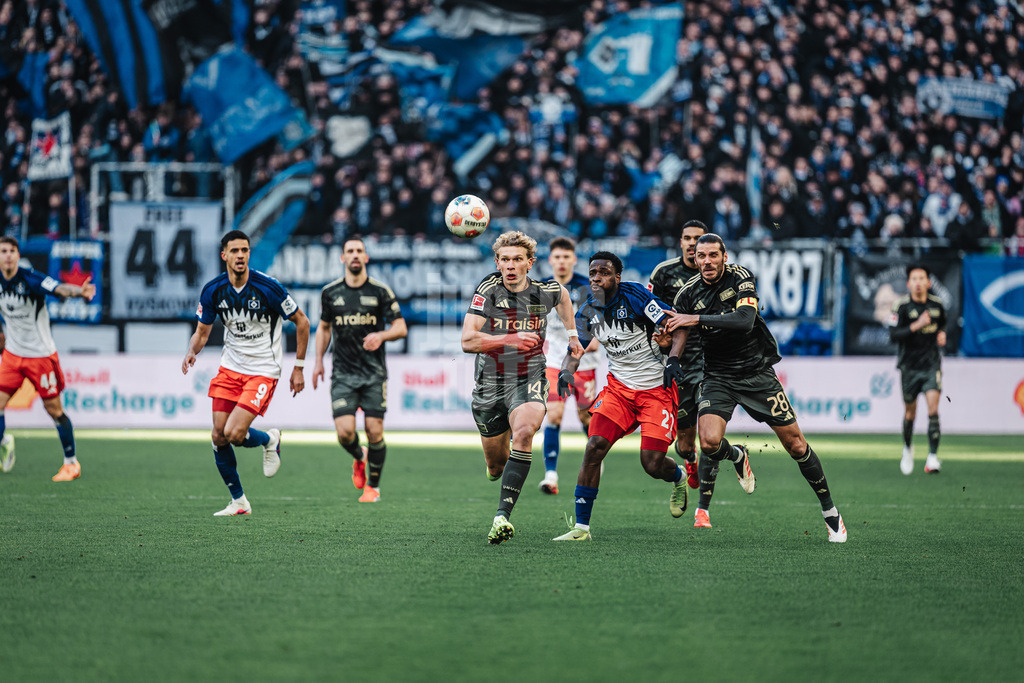 Fußball | Männer | Saison 2025/2026 | 1. Fußball-Bundesliga | 22. Spieltag | Hamburger SV vs. 1. FC Union Berlin | 14.02.2026 | Leopold Querfeld (#14, 1. FC Union Berlin) läuft dem Ball hinterher