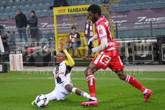 Austrian Bundesliga: Grazer AK 1902 vs LASK | GRAZ, AUSTRIA, 13.DEC.25 - SOCCER - ADMIRAL Bundesliga, Grazer AK 1902 vs LASK. The image shows Moses Usor (Lask) and Beres Owusu (GAK).