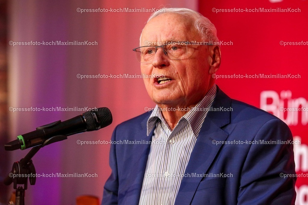 Wup06022501018 | 06.02.2025, Wahlkampfveranstaltung Bündnis Sahra Wagenknecht - Der Politiker Oskar Lafontaine bei seiner Rede in der Alten Papierfabrik in Wuppertal. 
