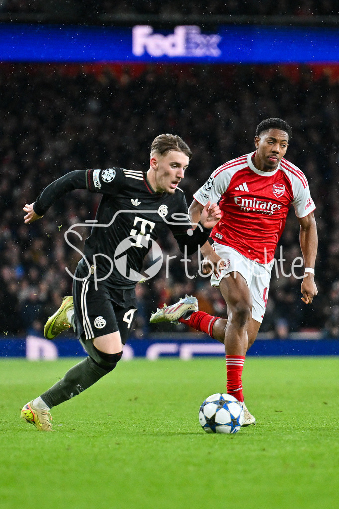 Arsenal FC - FC Bayern München | LONDON, ENGLAND - 26. NOVEMBER: im Duell Lennart KARL (FC Bayern Munich 42) und Myles LEWIS-SKELLY (Arsenal FC 49) beim Ligaspiel zwischen Arsenal London und dem FC Bayern München am 5. Spieltag der UEFA Champions League im Emirates Stadium am 26.11.2025