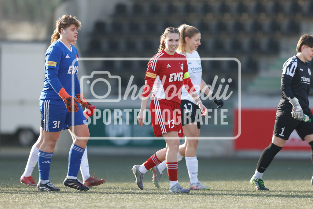 Fußball I Frauen I Saison 2025-2026 I Testspiel I FSV Gütersloh - SpVg Aurich-03 | Paula Blum (31, SpVg Aurich) Jule Kersten (13, SpVg Aurich)  - Realisiert mit Pictrs.com