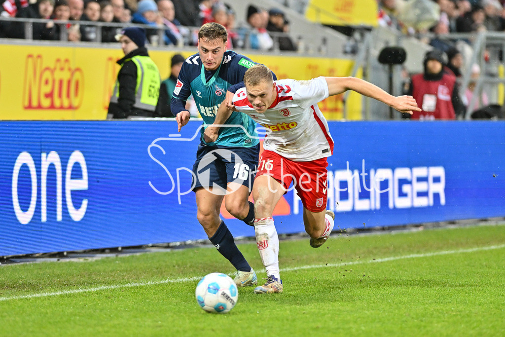 SSV Jahn Regensburg - 1. FC Köln | im Duell Marvin Ayhan OBUZ (1. FC Koeln 16) und Louis BREUNING (SSV Jahn Regensburg 16) / Zweikampf / 2. Bundesliga: SSV Jahn Regensburg - 1. FC Koen, Jahnstadion am 08.12.2024