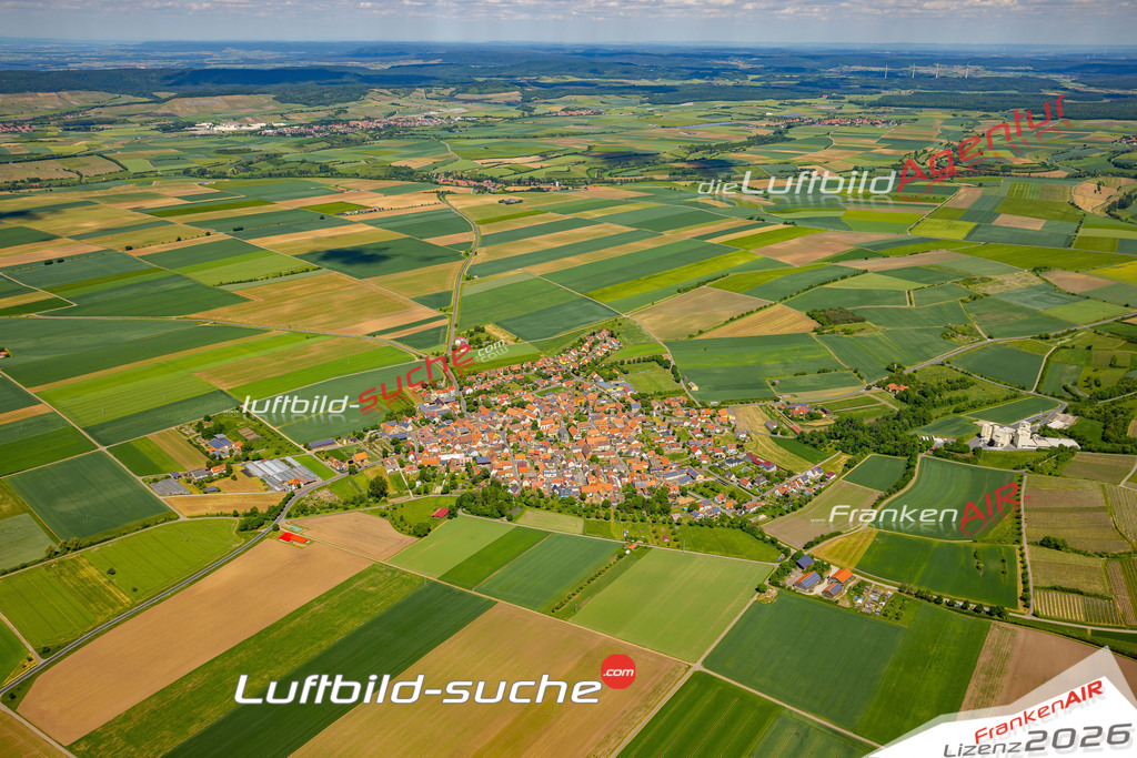 Die Luftaufnahme Hüttenheim - Willanzheim wurde 2022 vom Flugzeug aus (keine Drohne) erstellt. Hohe Auflösung -für große Poster und Wandbilder geeignet - Garantiert!
