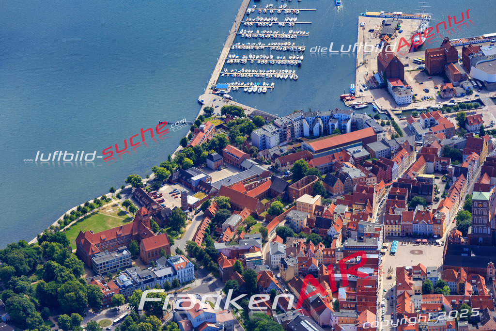 aktuelles Luftbild von  Stralsund - Luftaufnahme wurde 2018 von https://frankenair.de mittels Flugzeug (keine Drohne) erstellt.
