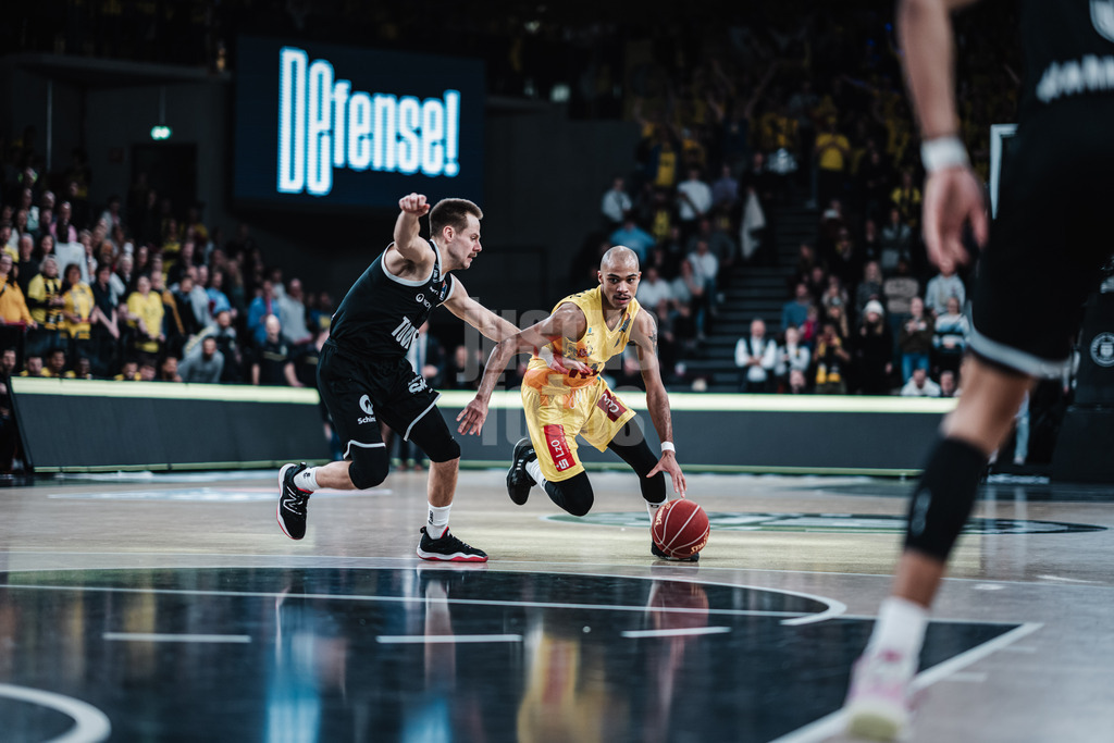 Basketball | Männer | Saison 2023/2024 | easyCredit Basketball Bundesliga | Veolia Towers Hamburg vs. EWE Baskets Oldenburg | 20.01.2024 | Geno Crandall (#9, EWE Baskets Oldenburg) zieht vorbei an Nico Brauner (#5, Veolia Towers Hamburg)