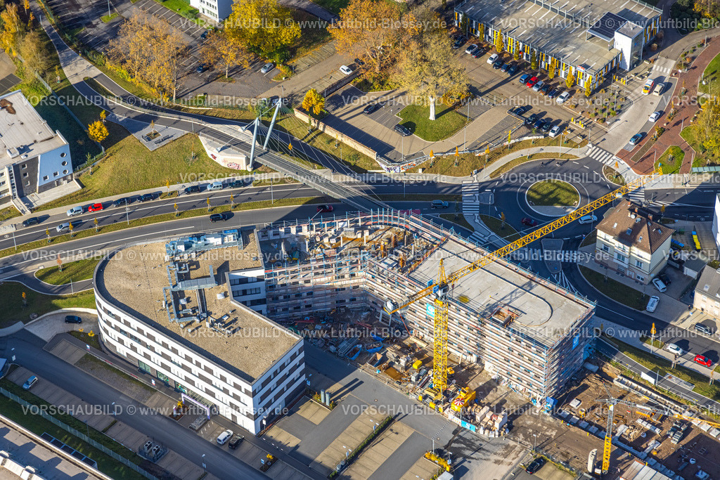 Witten231101009 | Luftbild, Ärztehaus Pferdebachstraße mit Baustelle und Neubau eines Erweiterungsbaus, neuer Kreisverkehr und neue Radwegbrücke Rheinischer Esel über die Pferdebachstraße, Ortsteil Sonnenschein, Witten, Ruhrgebiet, Nordrhein-Westfalen, Deutschland
