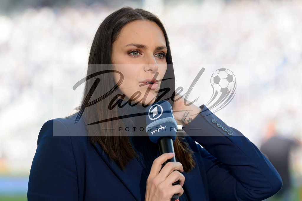 FCMFCK20210904_092 | Fussball, Herren: Sportschau-Moderatorin Esther Sedlaczek schaut beim Spiel der 3. Liga zwischen 1. FC Magdeburg und 1. FC Kaiserslautern in der MDCC-Arena am 04.09.2021 in Magdeburg, Deutschland.DFB / DFL REGULATIONS PROHIBIT ANY USE OF PHOTOGRAPHS AS IMAGE SEQUENCES AND/OR QUASI-VIDEO. - Realisiert mit Pictrs.com