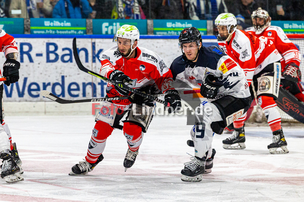 Spiel 5 Viertelfinale TSV Peißenberg Miners vs HC Landsberg Riverkings | Eishockey Bayernliga Playoffs 2023/2024, Spiel 5 Viertelfinale TSV Peißenberg Miners vs HC Landsberg Riverkings, 20240301,
Duell zwischen Dominic KRABBAT (Miners 87) und Manuel MÜLLER (HCL 89),
2024-03-01 in Peißenberg (Eisstadion)
89 Manuel MÜLLER (HCL 89), 87 Dominic KRABBAT (Miners 87)
Copyright: WolfgangxLindner foto-lindner.de
