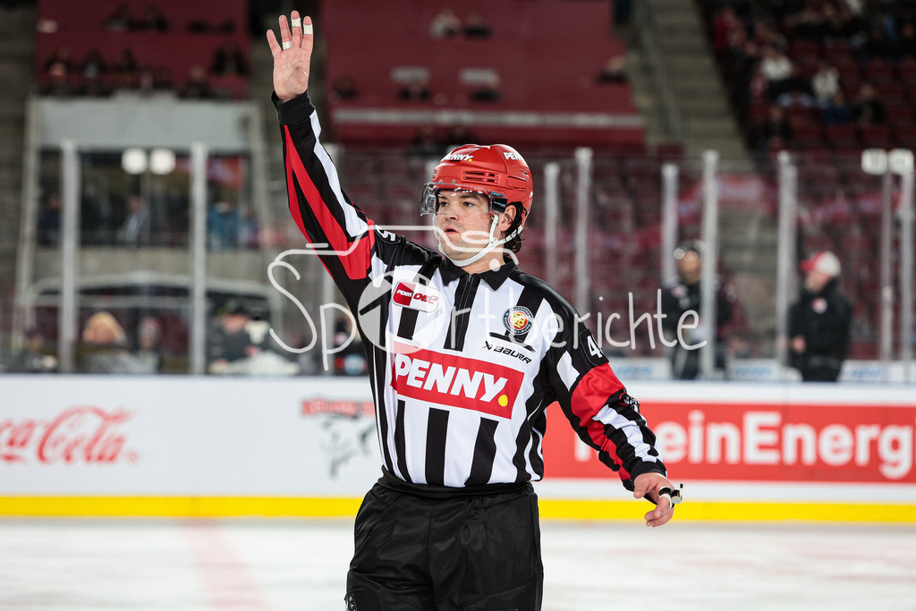 Kölner Haie - Augsburger Panther | Schiedsrichter Roman GOFMAN in Aktion