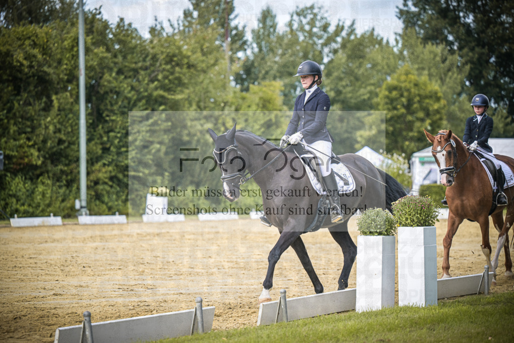 DOS_5685 | Entdecke hochwertige Reitturnierfotos von Foto Oger. Professionell, emotional und authentisch – jetzt Lieblingsmomente im Shop bestellen.Deutschlandweite Turnierfotografie. - Realisiert mit Pictrs.com