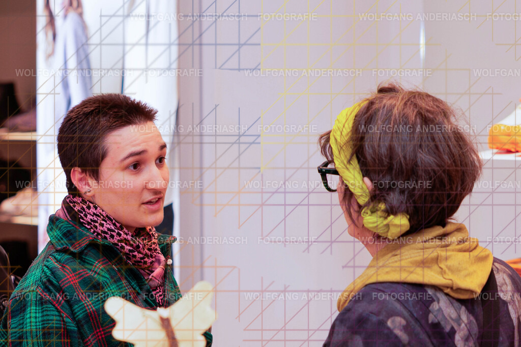 20251130-104813_Schmuck_R3A_0200_wa | Eine besondere Vernissage mitten im Flagship-Store von BÄR Schuhe in Frankfurt: Schmuck trifft auf orthopädische Schuhkunst, Design auf Wohlgefühl. Zwischen funkelnden Details und anatomischer Präzision entstand ein Abend voller Stil, Inspiration und echter Handwerksqualität. Ein herzliches Dankeschön an Alexandra Feirer für die großartige Gastfreundschaft und diesen stimmungsvollen Rahmen. - Realisiert mit Pictrs.com