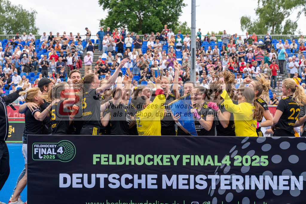 Final4_20250601-1219-HK108406 | Krefeld, Deutschland, 01.06.2025:  Feldhockey Final4 2025 – „Deutsche Feldhockey-Meisterschaften 2025“ Harvestehuder HTC - Düsseldorfer HC (Finale Damen) im Gerd-Wellen-Hockeyanlage am 01.06.2025 in Krefeld, Deutschland. (Foto von Kramhöller/Fehrmann/Kaste)Krefeld, Germany, 01.06.2025: Feldhockey Final4 2025 – „Deutsche Feldhockey-Meisterschaften 2025“ Harvestehuder HTC - Düsseldorfer HC (Finale Damen) in Gerd-Wellen-Hockeyanlage at 01.06.2025 in Krefeld, Deutschland. (Foto from Kramhöller/Fehrmann/Kaste)