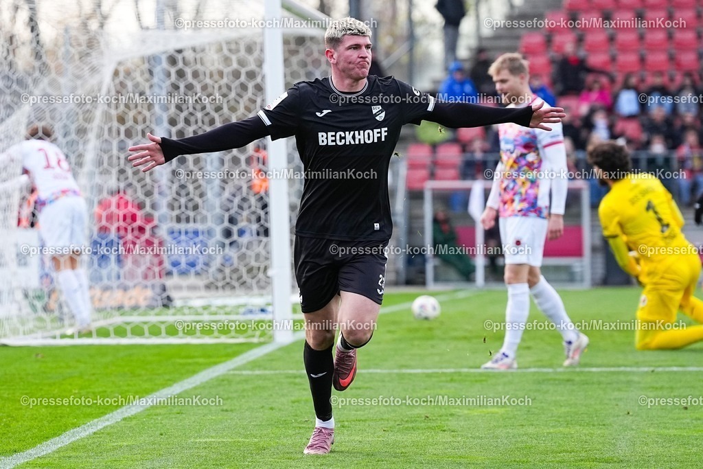 xYDRx22112501010 | 22.11.2025, xydrx, Fußball, 3.Liga, FC Viktoria Köln - SC Verl, Saison 2025 2026, Sportpark Höhenberg: Torjubel nach dem Tor zum 1:0 für den SC Verl durch Torschütze Alessio Besio (SC Verl #23)   DFB regulations prohibit any use of photographs as image sequences and or quasi-video.