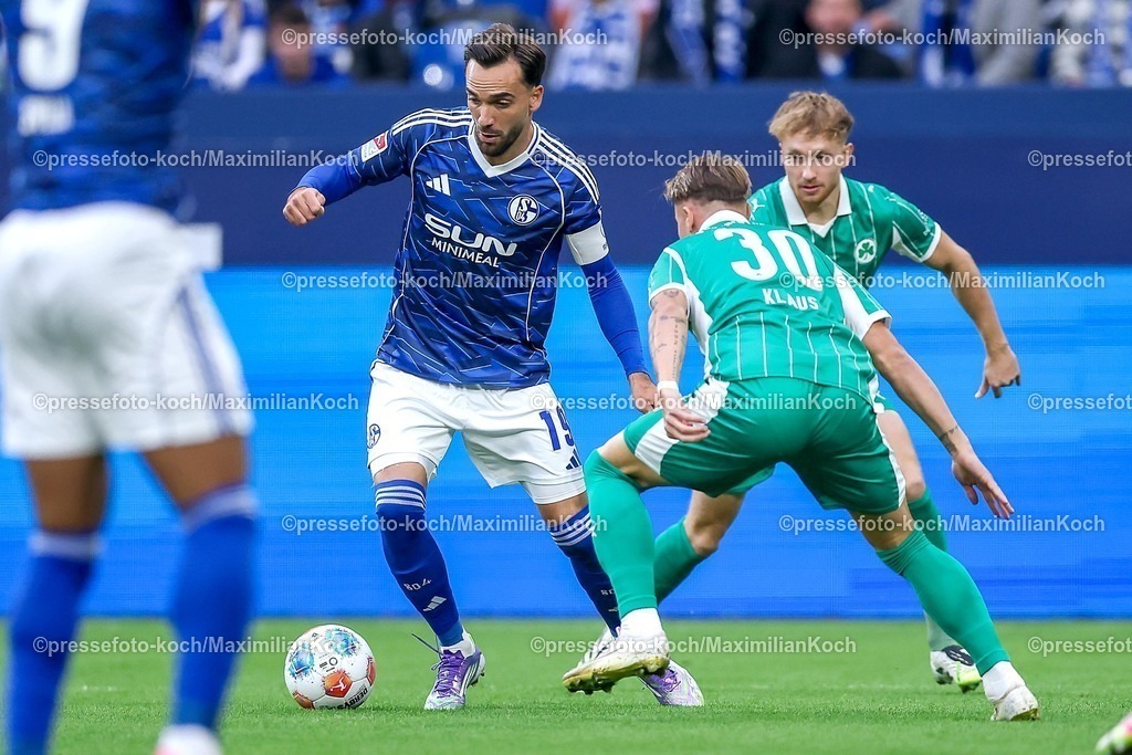 S0426092501061 | 25.09.2025, Fußball, FC Schalke 04 - SpVgg Greuther Fürth, 7.Spieltag, 2. Fußball Bundesliga, Veltins-Arena Gelsenkirchen, Saison 2025 2026: Kenan Karaman&nbsp;&nbsp;(Schalke04 #19) im Zweikampf gegen  Felix Klaus&nbsp;(Greuther Fürth #30) DFB regulations prohibit any use of photographs as image sequences and or quasi-video.