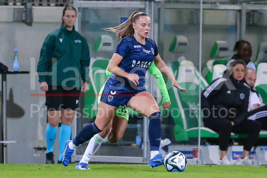Fussball, UEFA Womens Champions League, VfL Wolfsburg - Paris FC | v.li.: Lou Bogaert (Paris FC, 3) am Ball, Einzelbild, Ganzkörper, Aktion, Action, Spielszene
