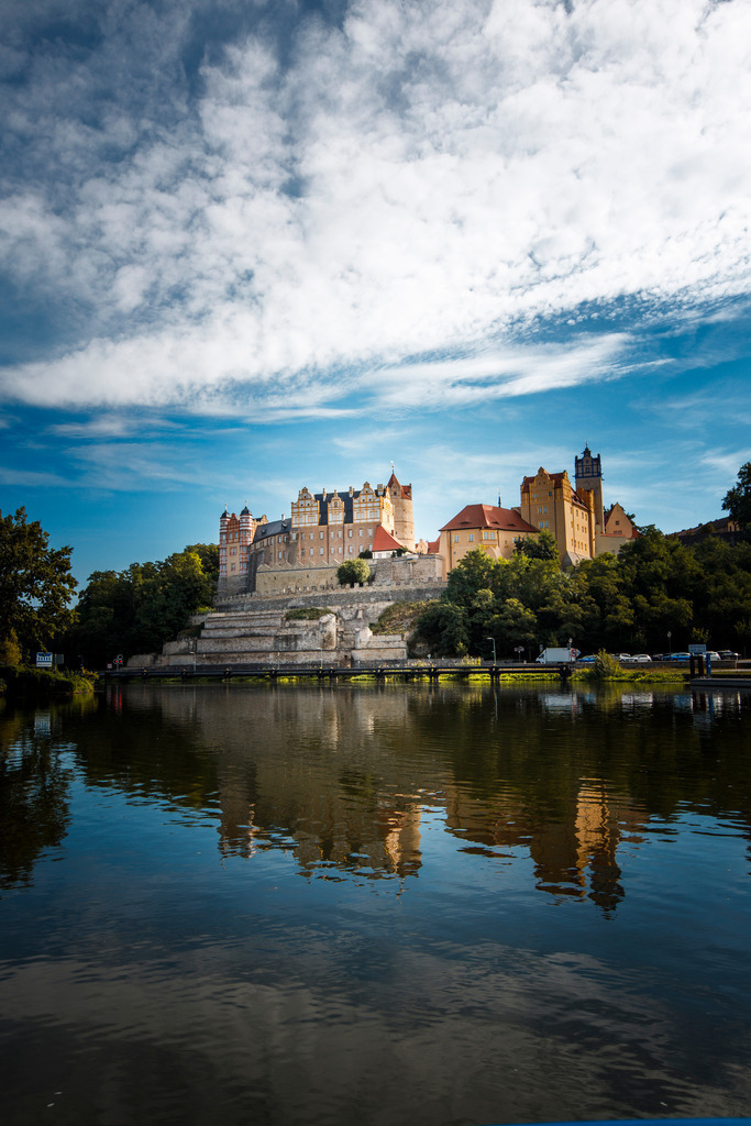 Schloss Bernburg an einem Sommertag | Wir machen aus Ihren Bildern Erinnerungen für die Ewigkeit | Hochwertige Fotografien für Ihr zu Hause. - Realisiert mit Pictrs.com