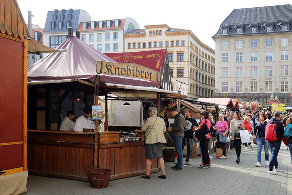 Foto: Leipzig - Leipziger Markttage | Das Team hinter BILDLEXIKON LEIPZIG bündelt historische wie aktuelle Informationen über die Stadt Leipzig in Text und Bild auf einer Plattform und stellt diese der interessierten Öffentlichkeit zur Verfügung.