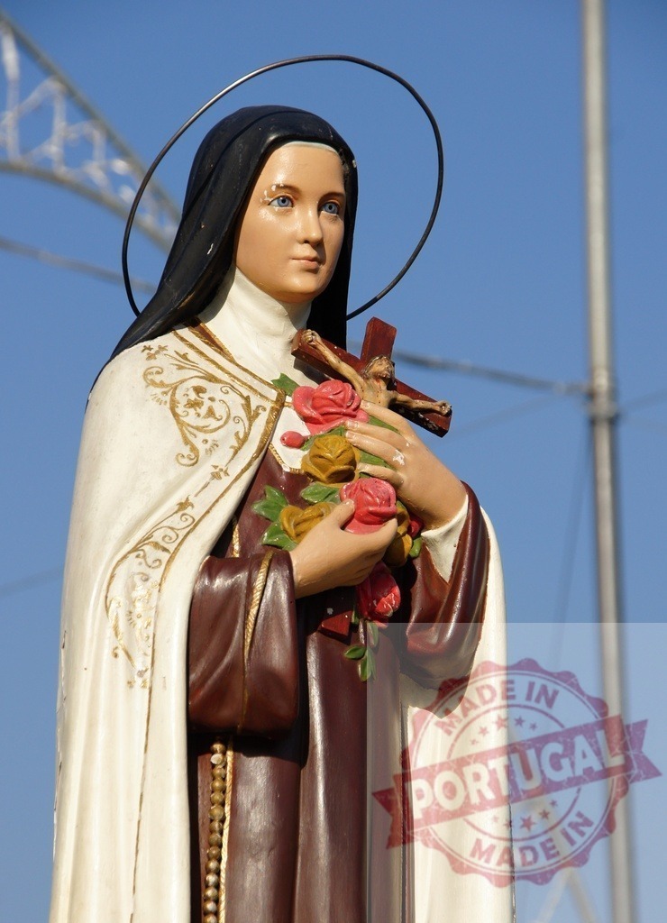 Statue of Saint Therese of Lisieux holding roses and crucifix with blue sky | Procession 15.08.2025 - Assumption Day - Paco de Sousa, Portugal Statue of Saint Therese of Lisieux holding roses and a crucifix against a serene blue sky - Realisiert mit Pictrs.com