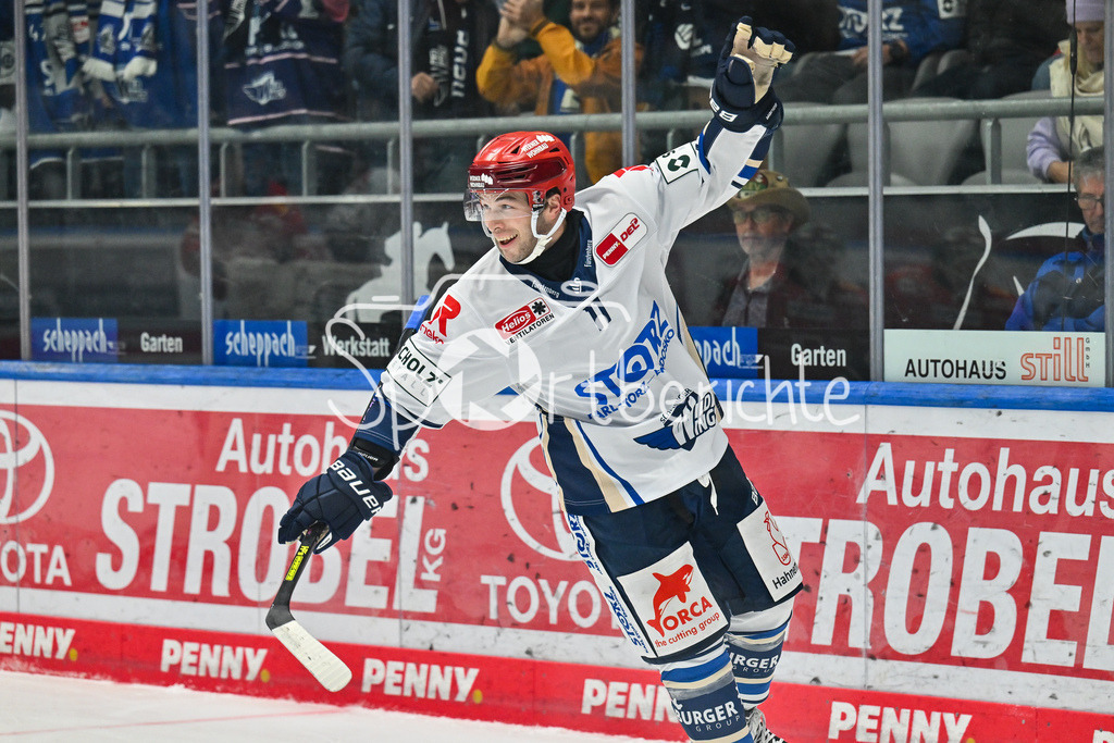 Augsburger Panther - Schwenninger Wild Wings | AUGSBURG, DEUTSCHLAND - 2. NOVEMBER: Jubel der Gäste nach dem Treffer zum 0-1 durch Danny O`REGAN (Schwenninger Wild Wings 11) / Tor / Torschuetze / Freude / Happy beim Ligaspiel zwischen den Augsburger Panthern und den Schwenninger Wild Wings am 17. Spieltag der Penny DEL im Curt Frenzel Stadion am 02.11.2025