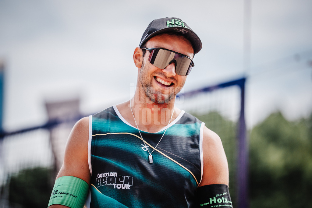 Beachvolleyball | Männer | Allianz German Beach Tour 2025 | Tourstop München | 10.07.2025 | Kim Huber freut sich