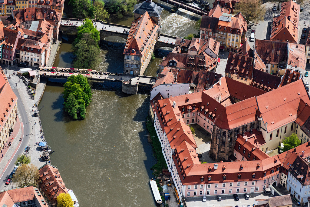 dr__0095584.jpg | BAMBERG 28.04.2022 Altstadtbereich und Innenstadtzentrum mit dem Alten Rathaus Bamberg zwischen Unterer Brücke und Oberer Brücke am Linken Regnitzarm in Bamberg im Bundesland Bayern, Deutschland. // Old Town area and city center with dem Alten Rathaus Bamberg between Unterer Bruecke and Oberer Bruecke on Linken Regnitzarm in Bamberg in the state Bavaria, Germany. Foto: Daniel Reiter