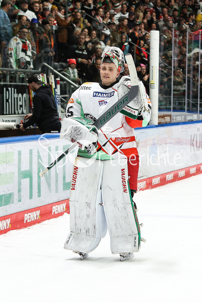 Augsburger Panther - Nürnberg ICE Tigers | Markus KELLER (AEV #35) feiert  zusammen mit den Fans den 6-2 Heimsieg im DEL Retro Spiel gegen Nuernberg / Retro Derby