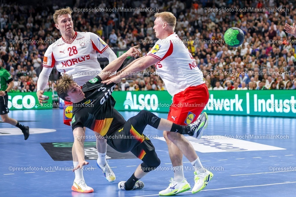 xKWIx17052601042 | 17.05.2026, xkwix, Handball, Länderspiel, Deutschland - Dänemark , Lanxess-Arena in Köln:  Nils Lichtlein (Germany #03) beim Wurf und Zweikampf gegen Niclas Vest Kirkelokke (Denmark #3) und Lasse Andersson (Denmark #28) Photo: xKamilxWilkowskixPressefotoKochx