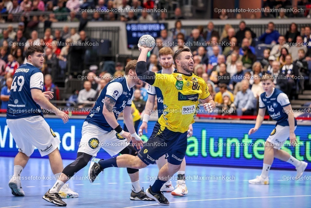 BHC16112501017 | 16.11.2025, Handball, HBL, Bergischer HC - Rhein-Neckar Löwen, Mitsubishi Electric HALLE Düsseldorf: Jannik Kohlbacher (Rhein-Neckar Löwen #80) wirft den Ball auf das Tor