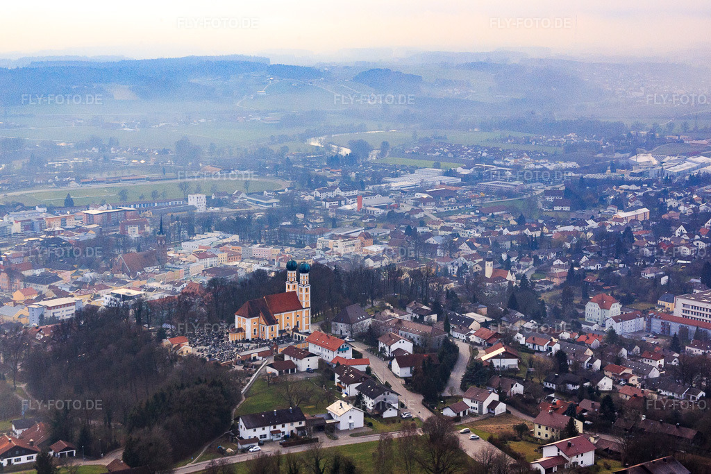 Luftbild: Wallfahrtkirche Gartlberg in Pfarrkirchen im Bundesland Bayern in Deutschland. Foto: IMG_085618.jpg vom 31.12.2015 durch Werner Riehm/FLY-FOTO.de