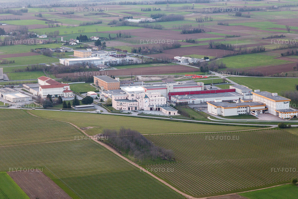 Vue aérienne: Vue de la ville à Zona Industriale Prosciutti dans le département Frioul-Vénétie Julienne, Italie. Photo: IMG_105635.jpg prise le 07/04/2018 par Werner Riehm/FLY-FOTO.eu – Résolution de l'original: 5472 x 3648 px