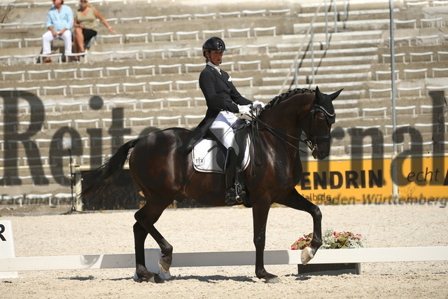 Marbach_2022_Dressurprüfung_Kl.S_Kurz-Grand-Prix_Janina Kahl_Emiliano 5 (6) | Alle Fotos der Reiterjournal Fotografin Doris Matthaes im Reiterjournal Online-Fotoshop. - Realisiert mit Pictrs.com