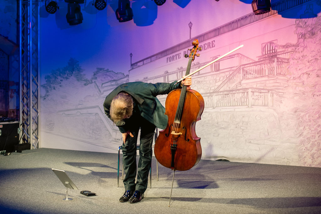 Jan Vogler | Jan Vogler spielt Bach im Forte Belvedere Leisnig zum Festival Hallo Leisnig 2022. - Realisiert mit Pictrs.com