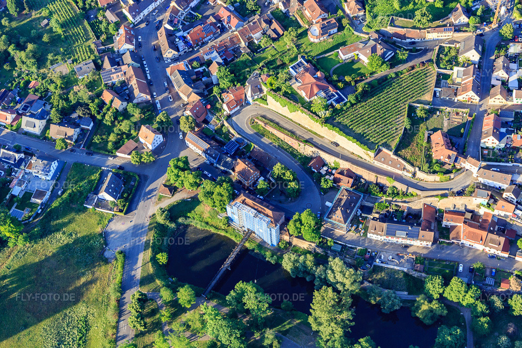 Luftbild: Langer Weg mit Weinberg in der Stadt und Museum für Stadtgeschichte in Breisach am Rhein im Bundesland Baden-Württemberg in Deutschland. – Foto: IMG_147856.jpg vom 30.05.2025 durch Werner Riehm/FLY-FOTO.de – Auflösung des Originals: 5102 x 3401 px – Museum für Stadtgeschichte - Stadt Breisach am Rhein