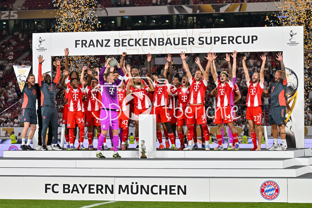 VfB Stuttgart - FC Bayern München | Franz Beckenbauer Supercup Sieger 2025 - FC Bayern München / Siegerfoto / Jubelfoto / Mannschaftsbild / Mannschaftsfoto / Franz-Beckenbauer Supercup: VfB Stuttgart - FC Bayern München; MHP Arena am 16.08.2025