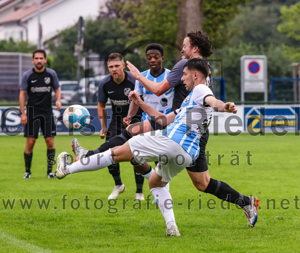 2023-08-05_069_FC_Langengeisling_gegen_SVN_Muenchen | Erding, Deutschland, 05.08.2023:
Fußball, Bezirksliga Oberbayern Ost 2023 / 2024, 2. Spieltag, FC Langengeisling gegen SVN München, Endergebnis: 1:3

Miguel Fantl (SVN München, #3), Fabian Aigner (FC Langengeisling, #19)

Foto: Christian Riedel / fotografie-riedel.net