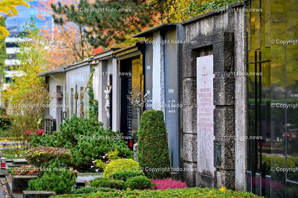 Friedhof_ Allerheiligen_ 26.10.2025-7 | 26.10.2025, Friedhof, AUT, Allerheiligen, Themenbilder im Bild Friedhof, Kreuz, Kruzifix, Jesu Christi, Allerheiligen, Engerl, Engel, Kerzen, Grab, Grablicht, Blumen, Skulptur, Grabstein, Symbolbild, Grablaterne, Grabkerze, Grabkerzen, Grablichter, Kerze, Grabkreuz, Gedenken, Bestattung, Verstorbene, Totenruhe, Grab, Urne, Blumenschmuck, Schmuck, Besucher, Feature, kreativ, creativ, Linz